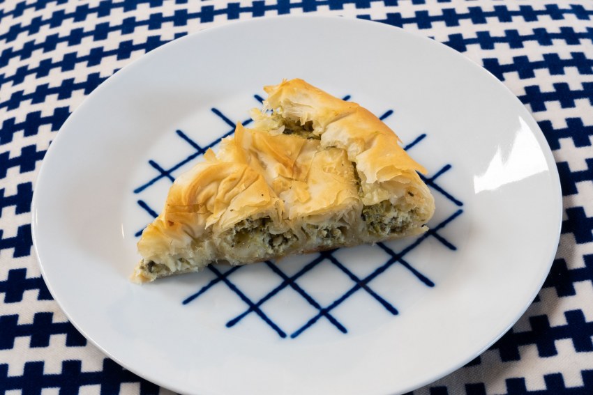 Пирог с луком и яйцом в тесте фило