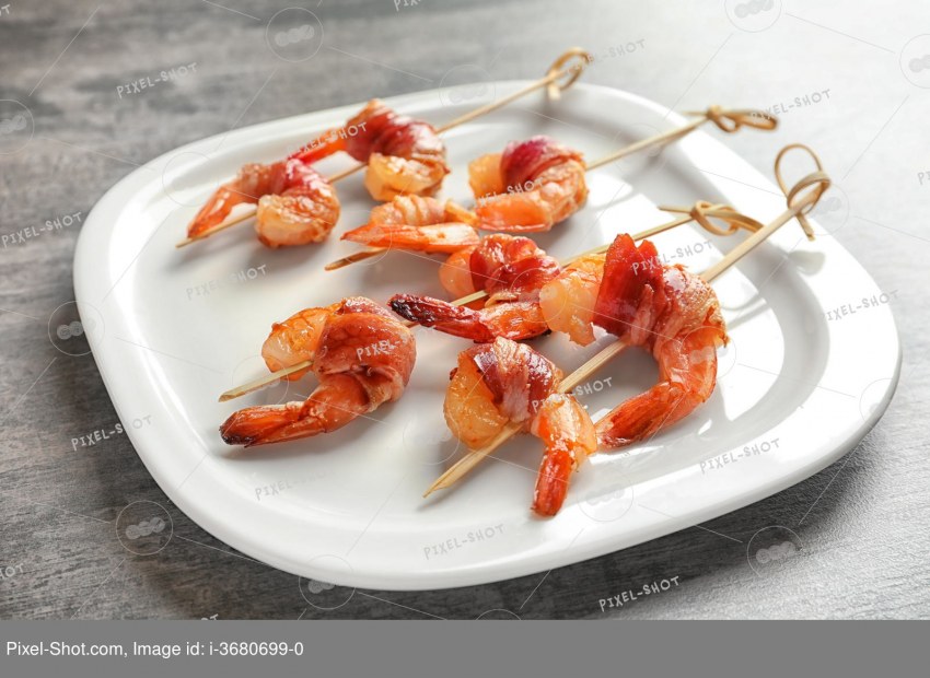 Креветки в беконе на шпажках