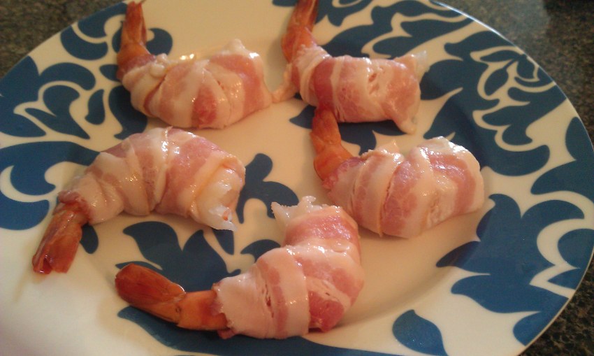 Шашлычки из креветок в беконе