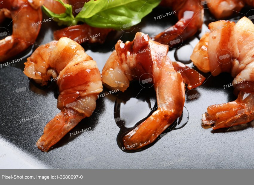 Острые креветки в беконе