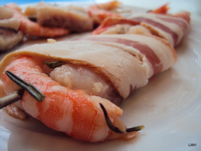 Креветки в беконе на шпажках