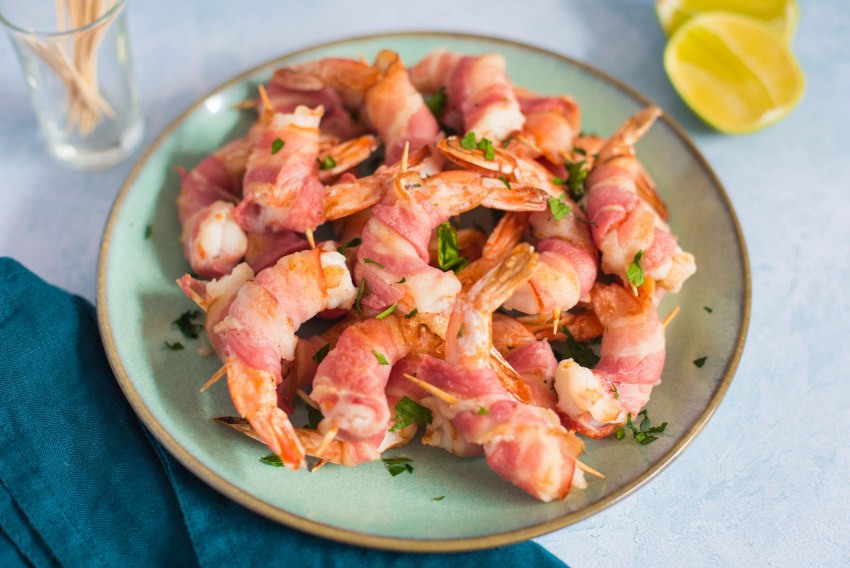 Острые креветки в беконе