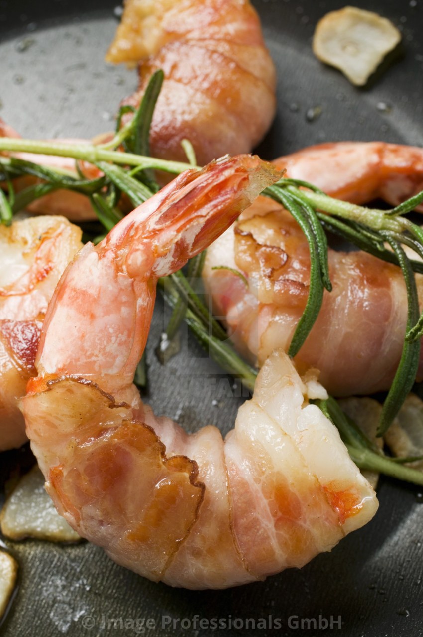 Креветки в беконе в медовой глазури