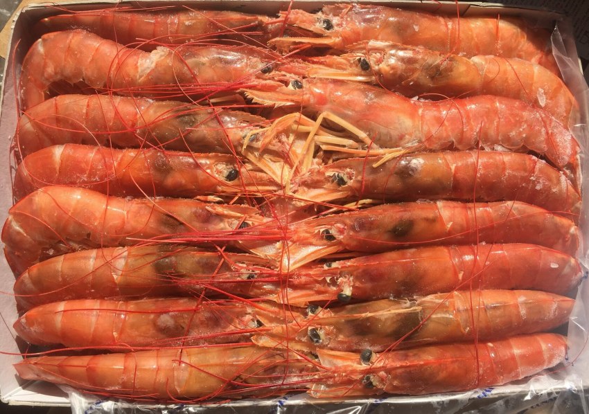 Колбаски в беконе на деревянном фоне