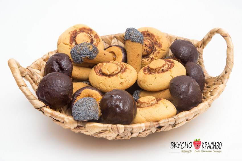 Печенье орешки и печенье грибочки красивой упаковке