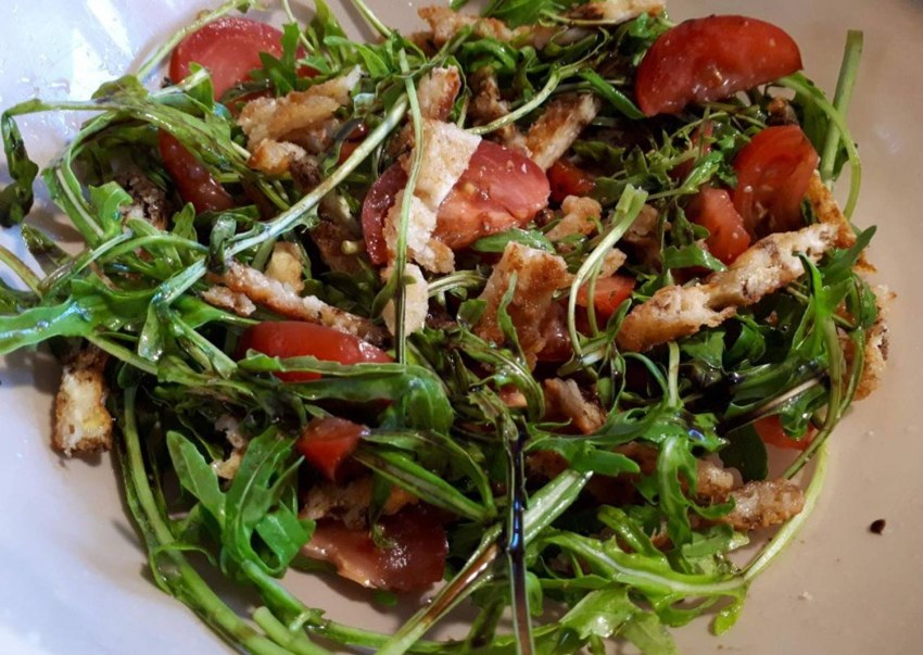 Салат с рукколой и беконом
