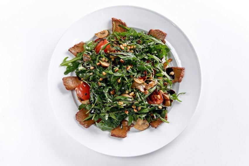 Теплый салат телятина руккола