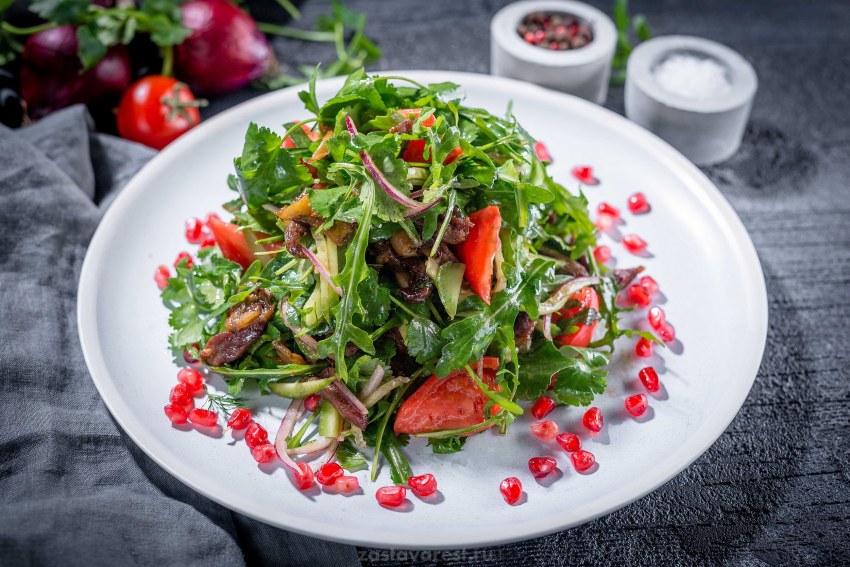 Салат с рукколой и копчёными мидиями
