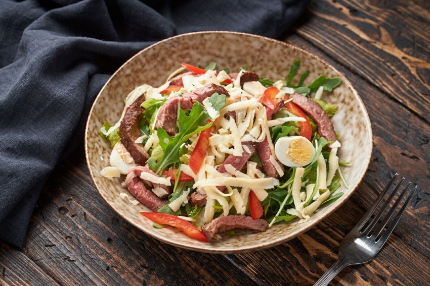 Салат с рукколой, кукурузой и помидорами