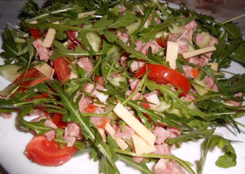 Салат из свинины и рукколы
