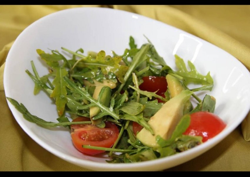 Салат руккола черри пармезан