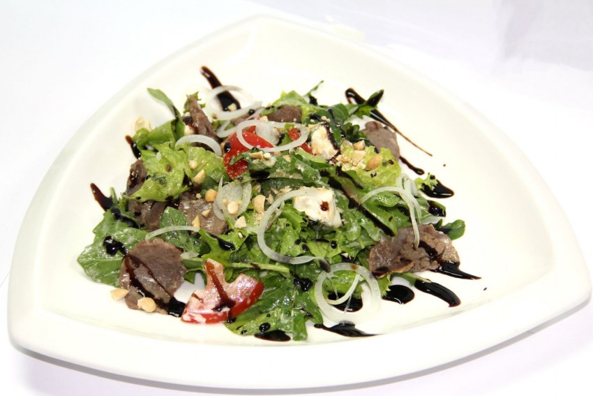 Салат с пармезаном и помидорами