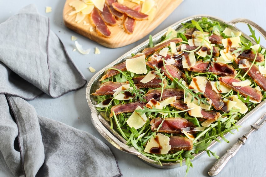 Салат теплый с куриной печенью и рукколой