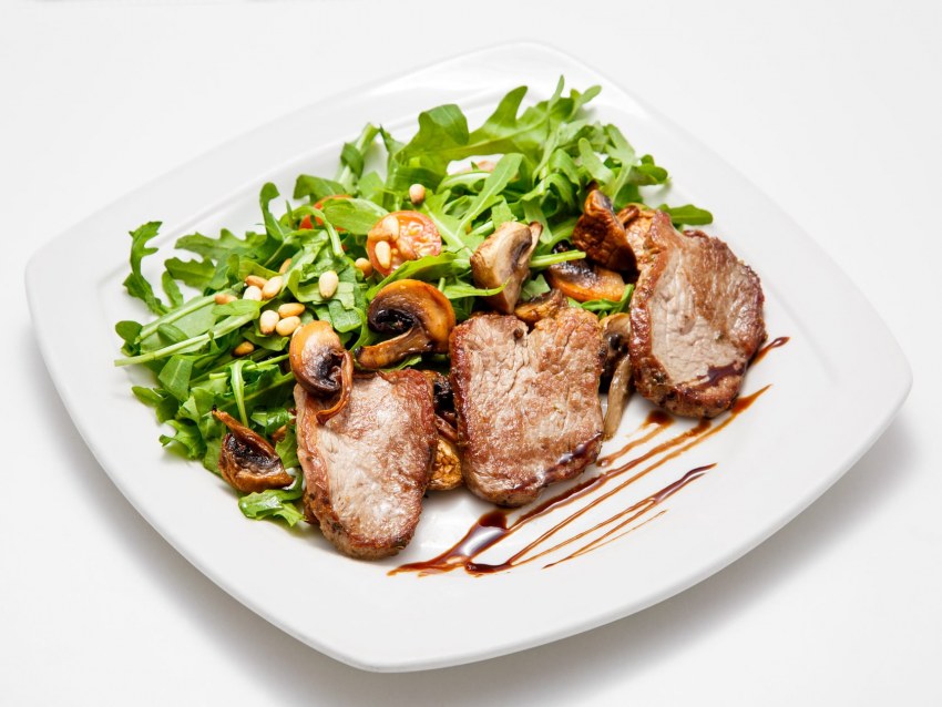 Салат с рукколой и креветками помидоры черри и моцареллой