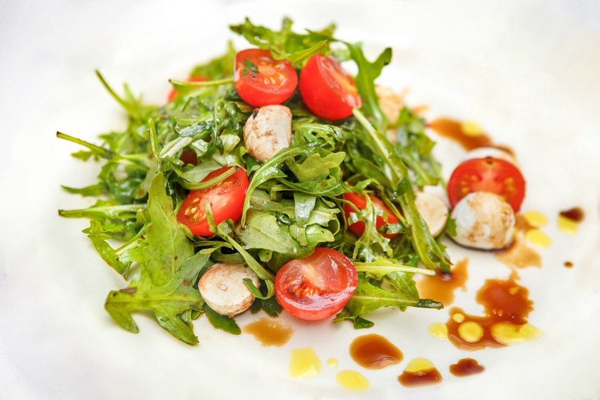 Салат руккола моцарелла черри