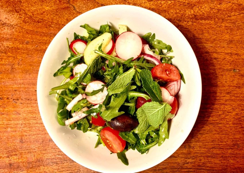 Салат с редиской и рукколой
