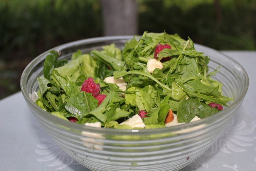 Салат с креветками и яйцом пашот