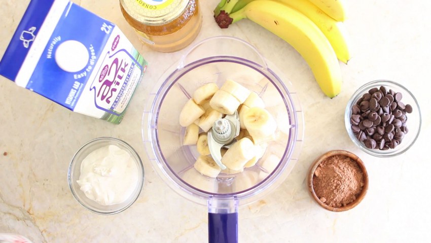 Десерт с бананом и мороженым