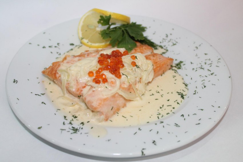 Форель с икорным соусом