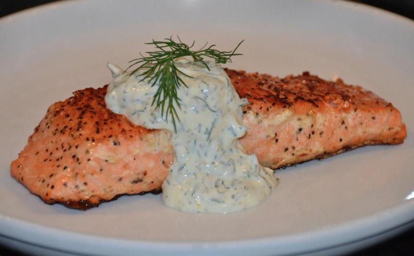 Лосось с соусом тартар