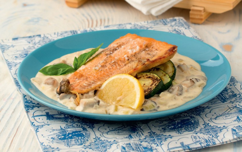 Горбуша с брокколи, запеченные в сливках