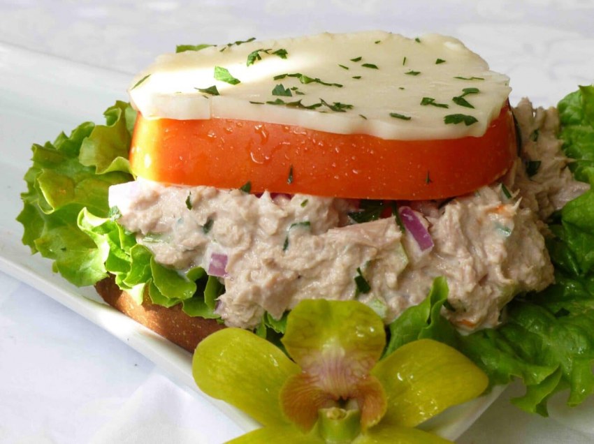 Бутерброд с сыром и огурцом