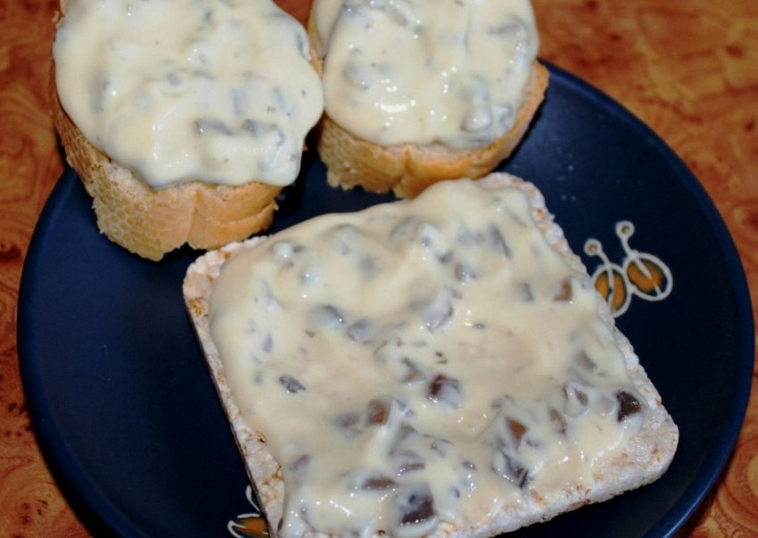 Бутерброд с маслом и сыром