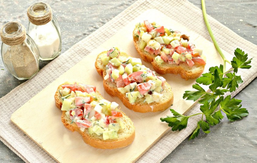 Бутерброды с крабовыми палочками и плавленным сыром