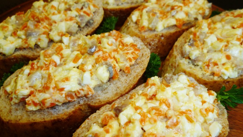 Бутерброды c плавленным сыром на праздничный стол