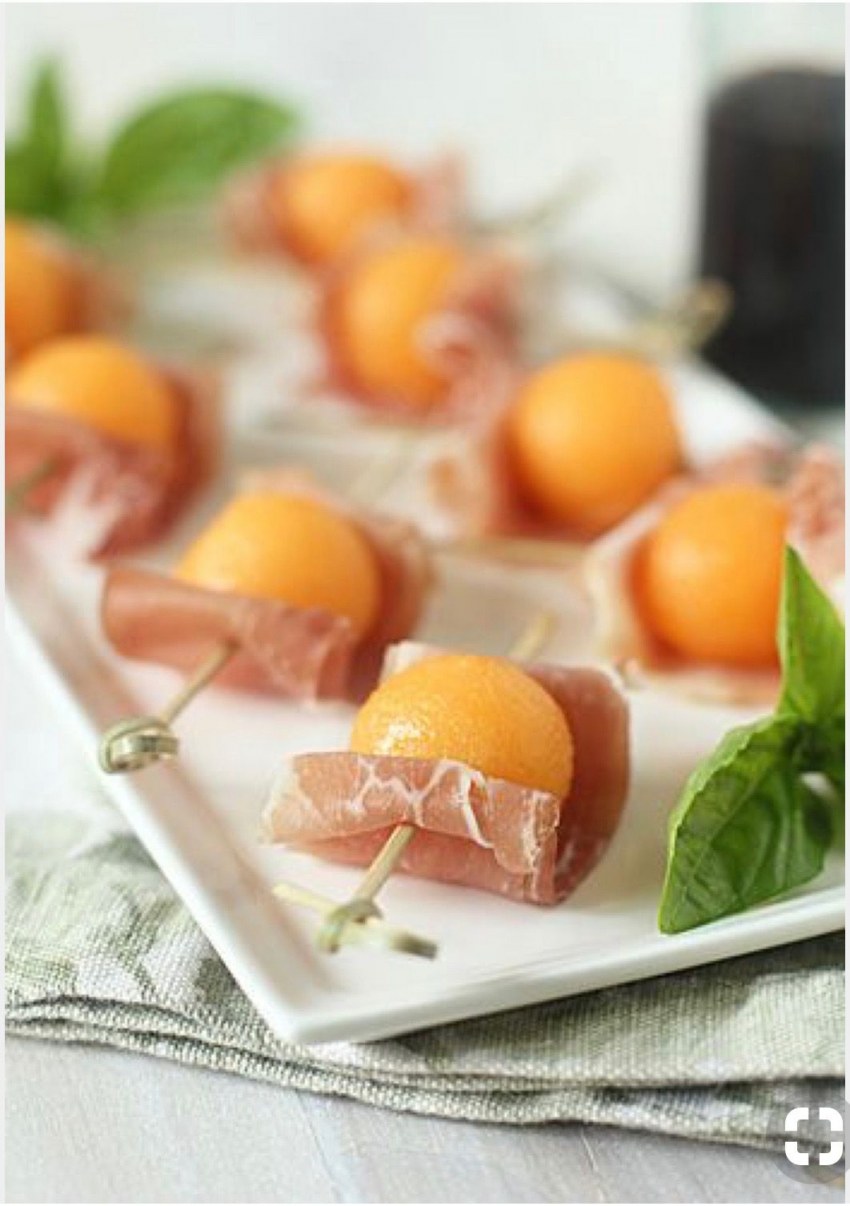 Канапе с пармской ветчиной и дыней