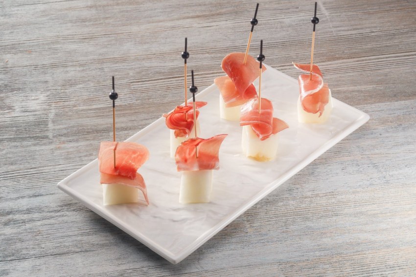 Канапе с пармской ветчиной и дыней