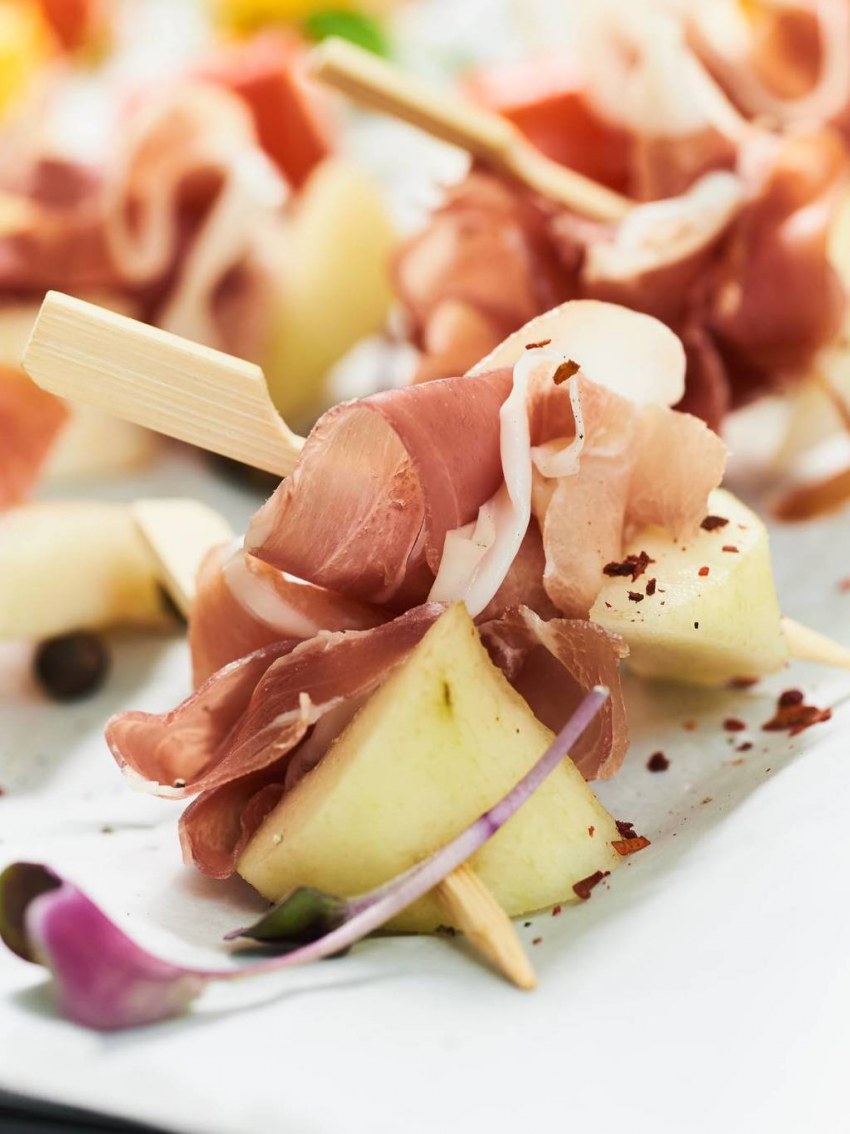 Канапе с хамоном и дыней