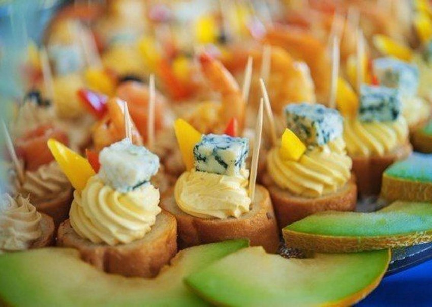 Канапе с голубым сыром