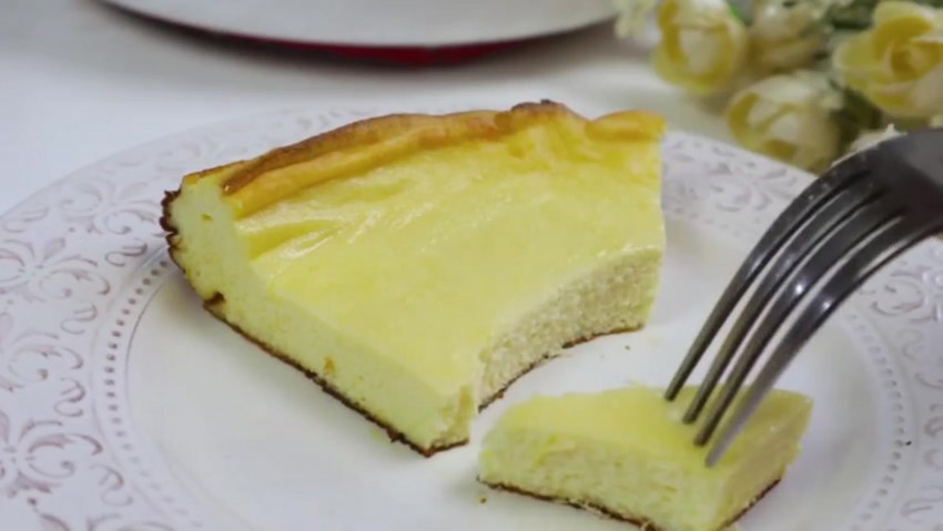 Творожная запеканка манная с яблоками и киселем