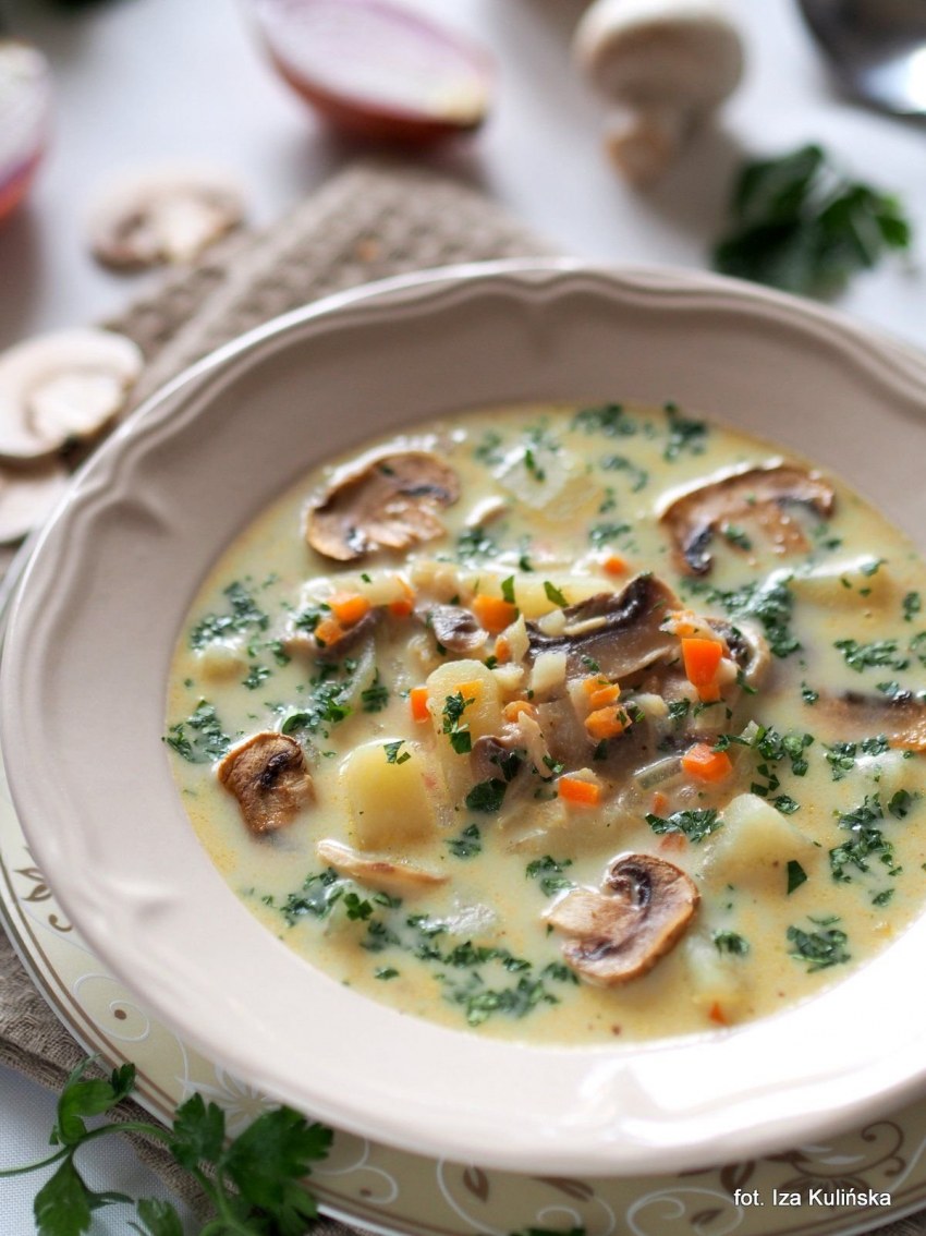 Суп с грибами в кастрюле