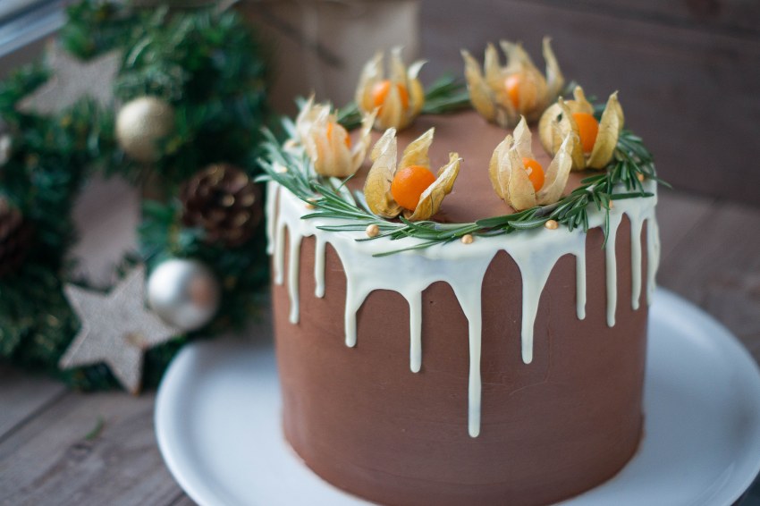 Украшение торта шоколадной глазурью