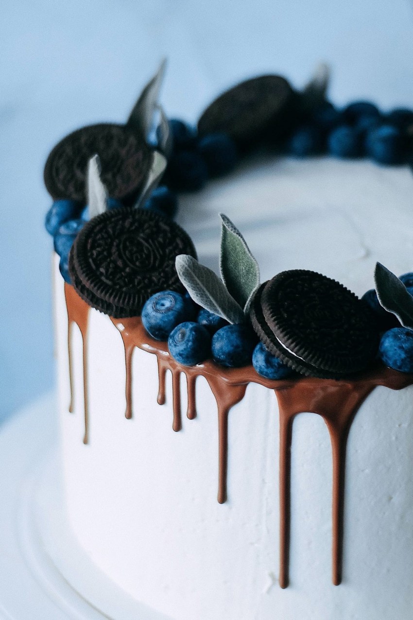 Торт с разноцветными подтеками