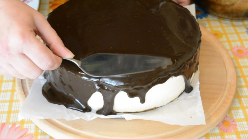 Белый торт с розовыми подтеками