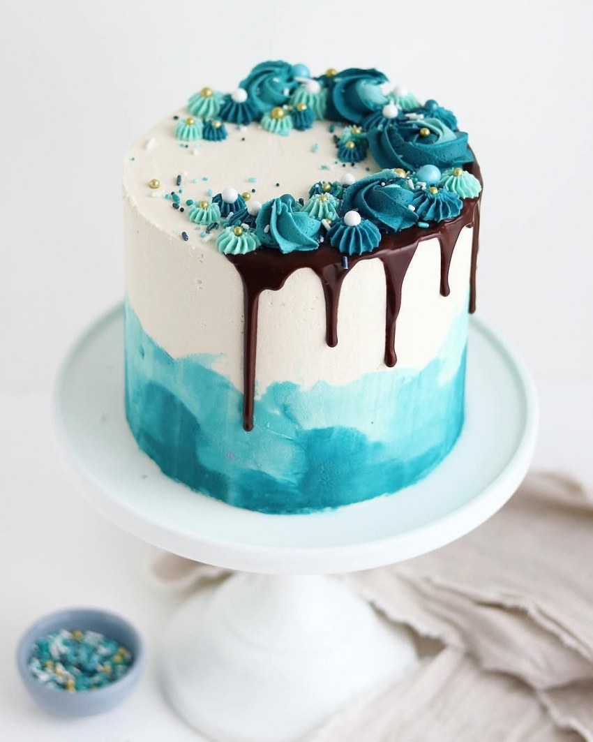 Торт с подтеками глазури