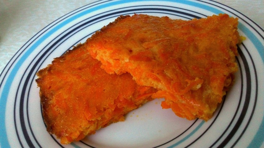 Морковная запеканка с яблоками и черносливом