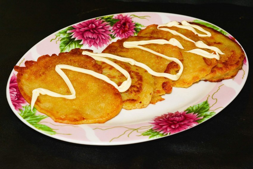 Оладьи лук с томатом