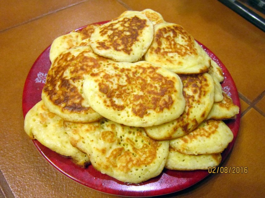 Луковые оладьи с манкой на сковороде