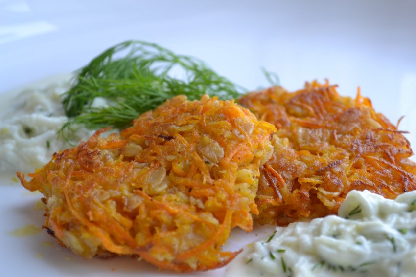 Драники с ветчиной, сыром и зеленью