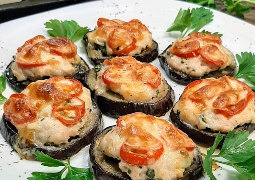 Баклажаны с томатами и сыром