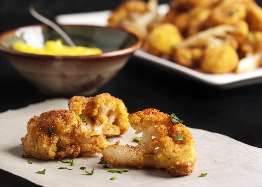 Цветная капуста в панировке с соусом