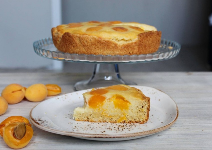 Торт с абрикосами без выпечки
