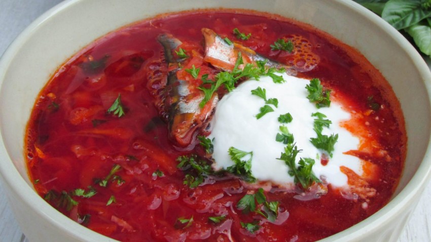 Посолить борщ переборщить с солью