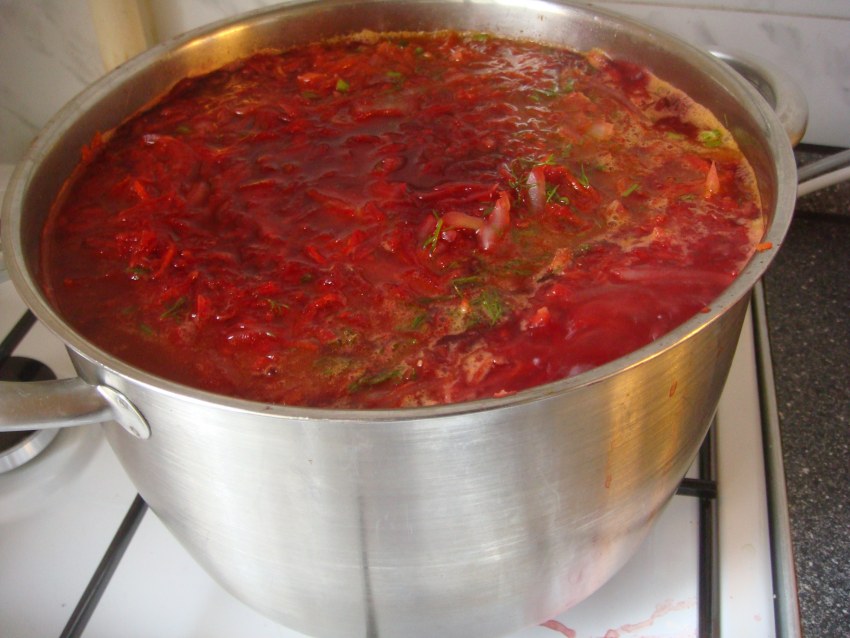 Борщ в кастрюле