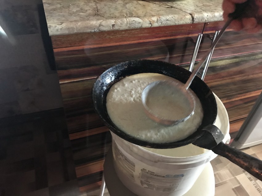 Дрожжевые блины со сметаной