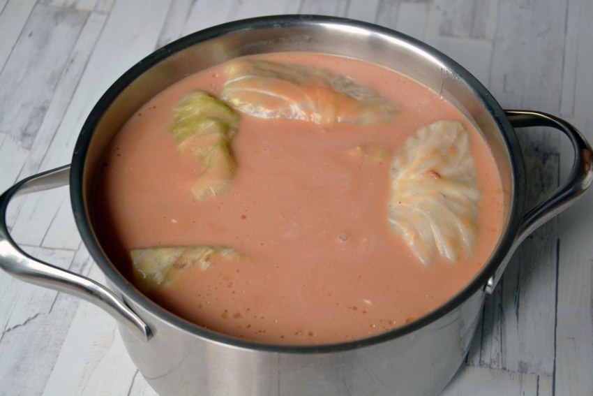 Голубцы в кастрюле в томатном соусе